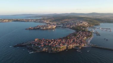Bulgaristan 'ın Burgaz Bölgesi Sozopol kentinin şaşırtıcı hava gün batımı manzarası