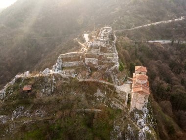 Bulgaristan 'ın Ortaçağ Asen Kalesi, Asenovgrad, Filibe Bölgesi' nin hava günbatımı manzarası