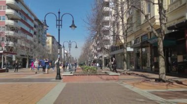 SOFYA, BULGARIA - 4 Mart 2021: Bulgaristan 'ın Sofya kentindeki Vitosha Bulvarında Yürüyen İnsanlar