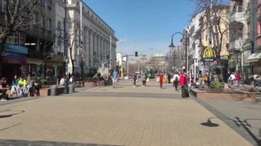 SOFYA, BULGARIA - 4 Mart 2021: Bulgaristan 'ın Sofya kentindeki Vitosha Bulvarında Yürüyen İnsanlar