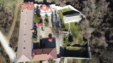 Bulgaristan 'ın Filibe Bölgesi, Aziz Cosmas ve Damyan' a adanmış Ortaçağ Kuklen Manastırı 'nın hava manzarası