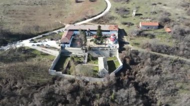 Bulgaristan 'ın Filibe Bölgesi, Aziz Cosmas ve Damyan' a adanmış Ortaçağ Kuklen Manastırı 'nın hava manzarası
