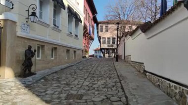PLOVDIV, BULGARIA - 22 Şubat 2021: Bulgaristan 'ın eski kenti Filibe' deki Tipik İnşaat ve Sokak