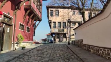 PLOVDIV, BULGARIA - 22 Şubat 2021: Bulgaristan 'ın eski kenti Filibe' deki Tipik İnşaat ve Sokak