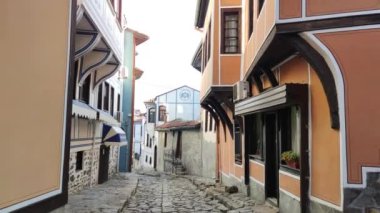 PLOVDIV, BULGARIA - 22 Şubat 2021: Bulgaristan 'ın eski kenti Filibe' deki Tipik İnşaat ve Sokak