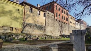 PLOVDIV, BULGARIA - 22 Şubat 2021: Bulgaristan 'ın eski kenti Filibe' deki Tipik İnşaat ve Sokak