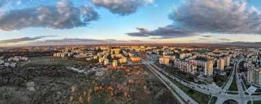 Bulgaristan 'ın Filibe kentindeki Trakya ilçesindeki komünist dönemden kalma Tipik konut binasının hava günbatımı manzarası