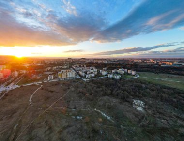 Bulgaristan 'ın Filibe kentindeki Trakya ilçesindeki komünist dönemden kalma Tipik konut binasının hava günbatımı manzarası