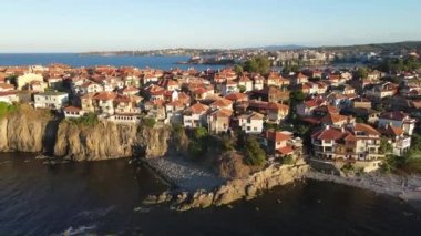 Bulgaristan 'ın Burgaz Bölgesi Sozopol kentinin şaşırtıcı hava gün batımı manzarası