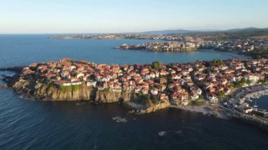 Bulgaristan 'ın Burgaz Bölgesi Sozopol kentinin şaşırtıcı hava gün batımı manzarası