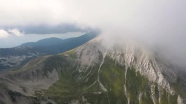 Vihren Tepesi 'nin hava manzarası, Pirin Dağı, Bulgaristan