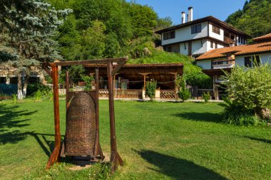 Ortaçağ Osenovlag Manastırı, Yedi Taht Manastırı, Sofya bölgesi, Bulgaristan olarak bilinen Aziz Mary 'ye adanmıştır.