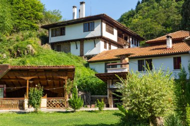 Ortaçağ Osenovlag Manastırı, Yedi Taht Manastırı, Sofya bölgesi, Bulgaristan olarak bilinen Aziz Mary 'ye adanmıştır.
