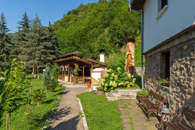 Ortaçağ Osenovlag Manastırı, Yedi Taht Manastırı, Sofya bölgesi, Bulgaristan olarak bilinen Aziz Mary 'ye adanmıştır.