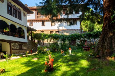 Ortaçağ Osenovlag Manastırı, Yedi Taht Manastırı, Sofya bölgesi, Bulgaristan olarak bilinen Aziz Mary 'ye adanmıştır.