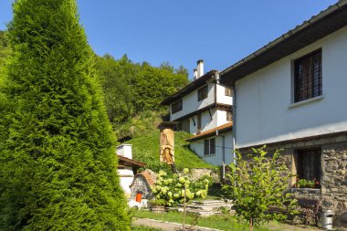 Ortaçağ Osenovlag Manastırı, Yedi Taht Manastırı, Sofya bölgesi, Bulgaristan olarak bilinen Aziz Mary 'ye adanmıştır.
