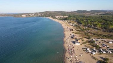 Bulgaristan 'ın Burgaz Bölgesi' nin Sozopol kasabası yakınlarındaki Gradina (Bahçe) plajının havadan manzarası 