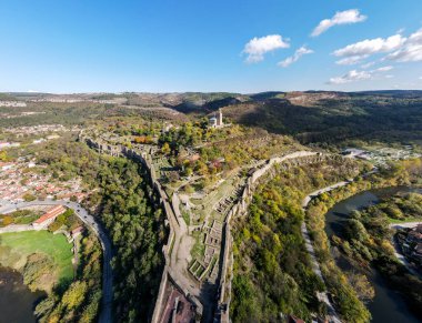 Bulgaristan 'ın başkenti İkinci Bulgar İmparatorluğu' nun havadan Harabeleri manzarası Ortaçağ kalesi Çarevetleri, Veliko Tarnovo, Bulgaristan