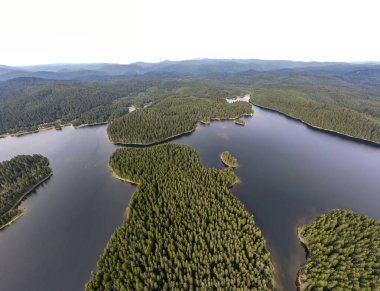 Shiroka polyana 'nın hava manzarası (geniş çayır) Reservoir, Pazardzhik Bölgesi, Bulgaristan