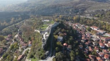 Bulgaristan 'ın Lovech kentindeki ortaçağ kalesi ve panoramasının havadan görünüşü 
