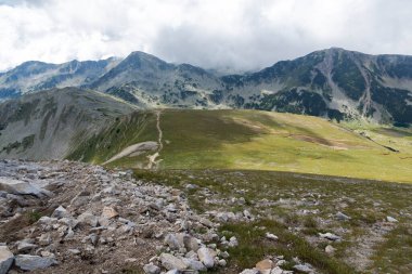 Bulgaristan 'ın Vihren Tepesi, Pirin Dağı için yürüyüş parkurundan inanılmaz manzara