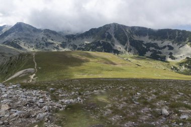 Bulgaristan 'ın Vihren Tepesi, Pirin Dağı için yürüyüş parkurundan inanılmaz manzara