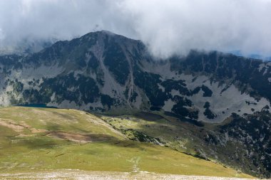 Bulgaristan 'ın Vihren Tepesi, Pirin Dağı için yürüyüş parkurundan inanılmaz manzara