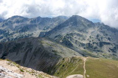 Bulgaristan 'ın Vihren Tepesi, Pirin Dağı için yürüyüş parkurundan inanılmaz manzara