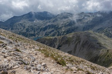 Bulgaristan 'ın Vihren Tepesi, Pirin Dağı için yürüyüş parkurundan inanılmaz manzara