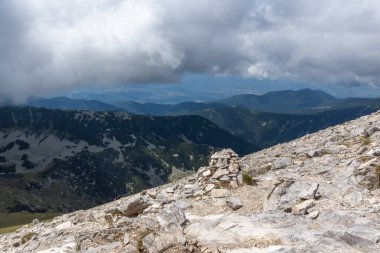 Bulgaristan 'ın Vihren Tepesi, Pirin Dağı için yürüyüş parkurundan inanılmaz manzara
