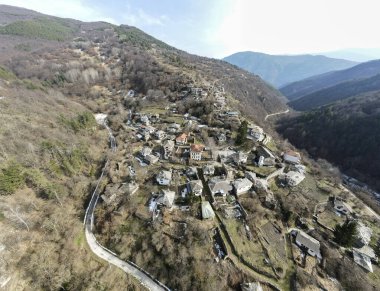 Otantik ondokuzuncu yüzyıl evleriyle Kosova Köyü 'nün hava manzarası, Bulgaristan' ın Filibe Bölgesi