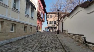 PLOVDIV, BULGARIA - 22 Şubat 2021: Bulgaristan 'ın eski kenti Filibe' deki Tipik İnşaat ve Sokak