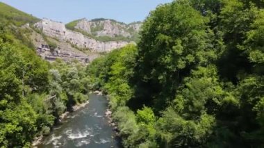 Iskar Nehri ve Boğazı 'ndaki Lakatnik Kayaları' nın hava manzarası, Balkan Dağları, Bulgaristan