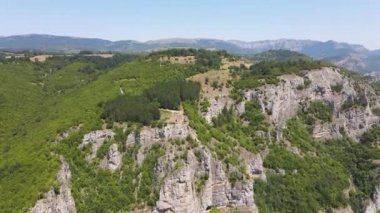 Iskar Nehri ve Boğazı 'ndaki Lakatnik Kayaları' nın hava manzarası, Balkan Dağları, Bulgaristan