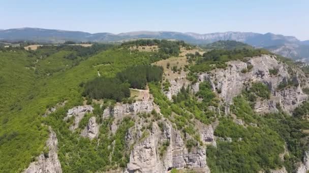 保加利亚巴尔干山脉Iskar河和Gorge的Lakatnik岩石的空中景观 — 图库视频影像