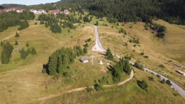 Bulgaristan 'ın Smolyan Bölgesi Pamporovo tatil beldesi yakınlarındaki Rodop Dağları ve Stoykite köyünün hava manzarası