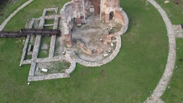红色教堂的空中景观 保加利亚普罗夫迪夫地区佩鲁什蒂察镇附近拜占庭早期基督教教堂的废墟 — 图库视频影像