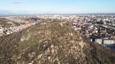 Bulgaristan 'ın Filibe kenti Dzhendem tepe tepe tepesi ve panoramasının havadan görüntüsü 