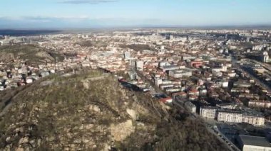Bulgaristan 'ın Filibe kenti Dzhendem tepe tepe tepesi ve panoramasının havadan görüntüsü 