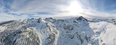 Bulgaristan 'ın Rila Dağı' ndaki Malyovitsa zirvesinin havadan kış manzarası