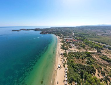 Bulgaristan 'ın Burgaz Bölgesi' nin Sozopol kasabası yakınlarındaki Gradina (Bahçe) plajının havadan manzarası