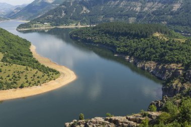 Bulgaristan 'ın Arda Nehri kıvrımlı ve Kardzhali Barajı' nın inanılmaz manzarası