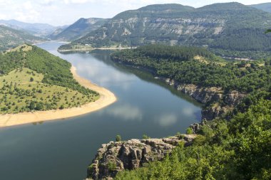 Bulgaristan 'ın Arda Nehri kıvrımlı ve Kardzhali Barajı' nın inanılmaz manzarası