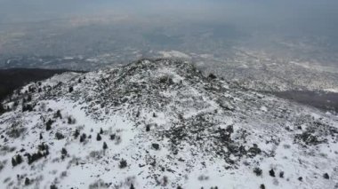 Bulgaristan 'ın Vitosha Dağı' ndaki Sofya ve Kamen Del Peak kentinin hava manzarası