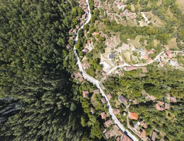 Bulgaristan 'ın Filibe Bölgesi, Otantik 19. yüzyıl evleriyle Svezhen köyünün hava manzarası