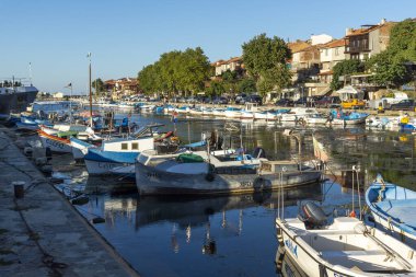 SOZOPOL, BULGARIA - 29 Ağustos 2020: Bulgaristan 'ın Burgaz Bölgesi Sozopol limanında İnanılmaz Günbatımı