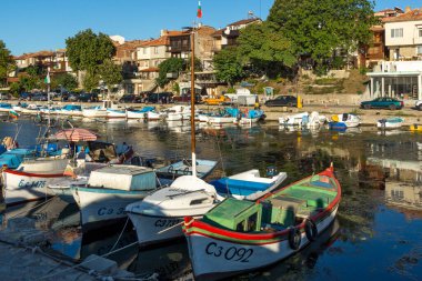 SOZOPOL, BULGARIA - 29 Ağustos 2020: Bulgaristan 'ın Burgaz Bölgesi Sozopol limanında İnanılmaz Günbatımı