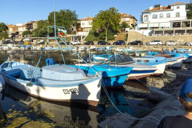 SOZOPOL, BULGARIA - 29 Ağustos 2020: Bulgaristan 'ın Burgaz Bölgesi Sozopol limanında İnanılmaz Günbatımı