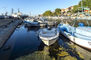 SOZOPOL, BULGARIA - 29 Ağustos 2020: Bulgaristan 'ın Burgaz Bölgesi Sozopol limanında İnanılmaz Günbatımı