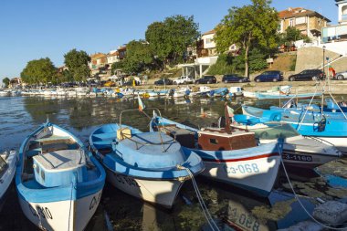 SOZOPOL, BULGARIA - 29 Ağustos 2020: Bulgaristan 'ın Burgaz Bölgesi Sozopol limanında İnanılmaz Günbatımı